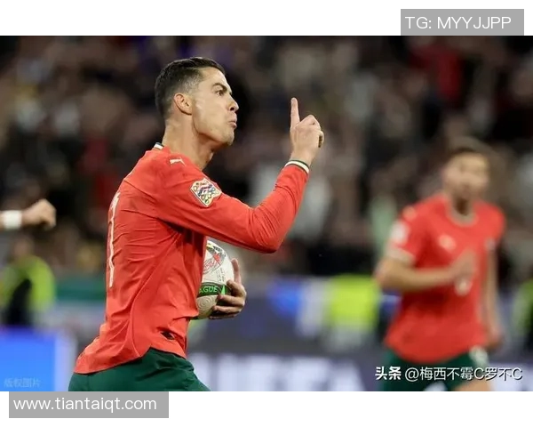 足球明星独特手势揭秘视频展现球场魅力与个性风采