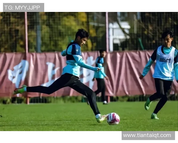 成都足球队在选拔赛中以90分稳居积分榜首位展现强劲实力