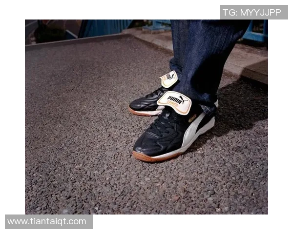 足球明星们的鞋子选择揭秘从球场到时尚的完美搭配解析 足球明星们的鞋子选择揭秘从球场到时尚的完美搭配解析